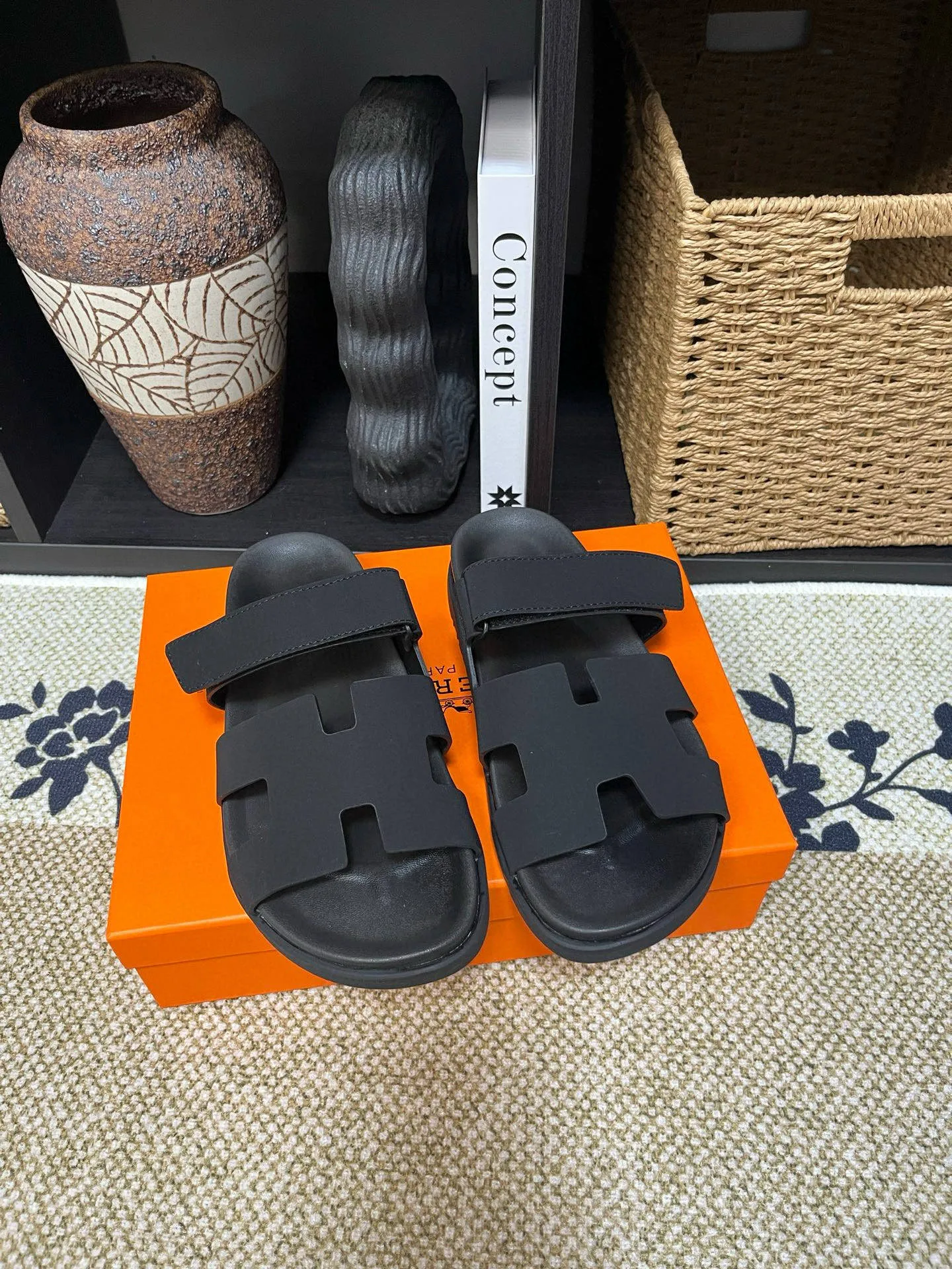 Factory price: 340💰Long-term availability Hermes men's Kazimir slippers for couples - top quality, Hermès woven calfskin functional sandals. The interwoven upper inspired by the "H" iconic pattern creates a casual look, which can be said to be a good companion for summer. Imported cowhide + cowhide lining + TU men's shoes💰Outsole Size: 35-46
